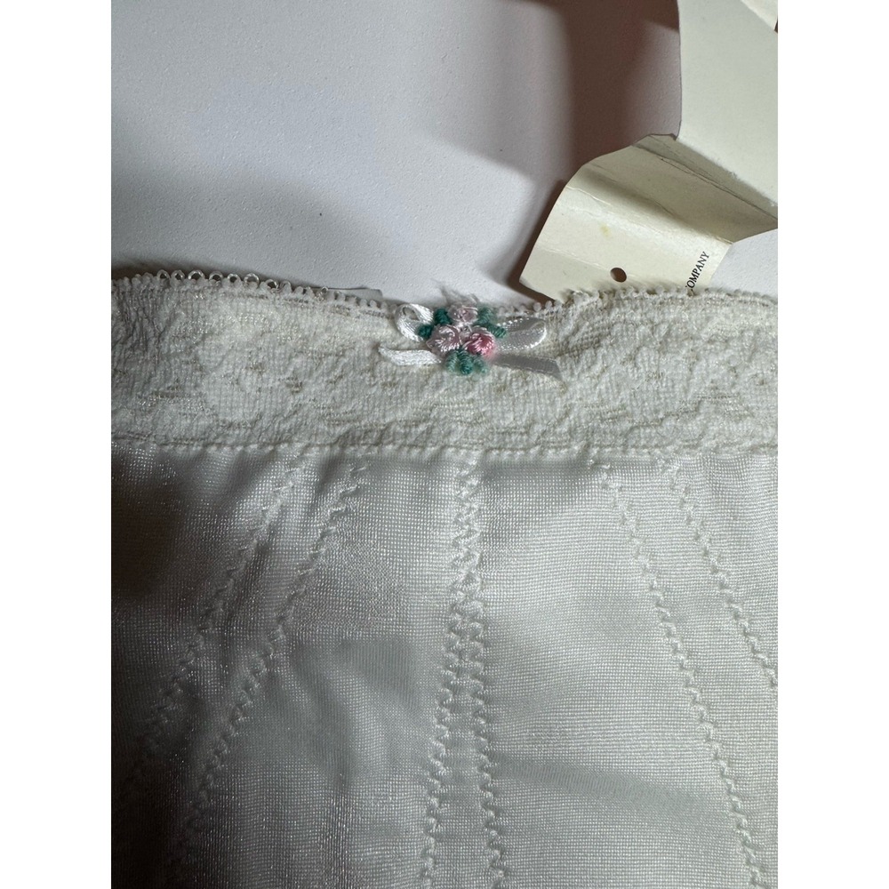 Bali Satin Smooth Collection medium control leg Lace Brief 9706 Flower Detail - Picture 3 of 7